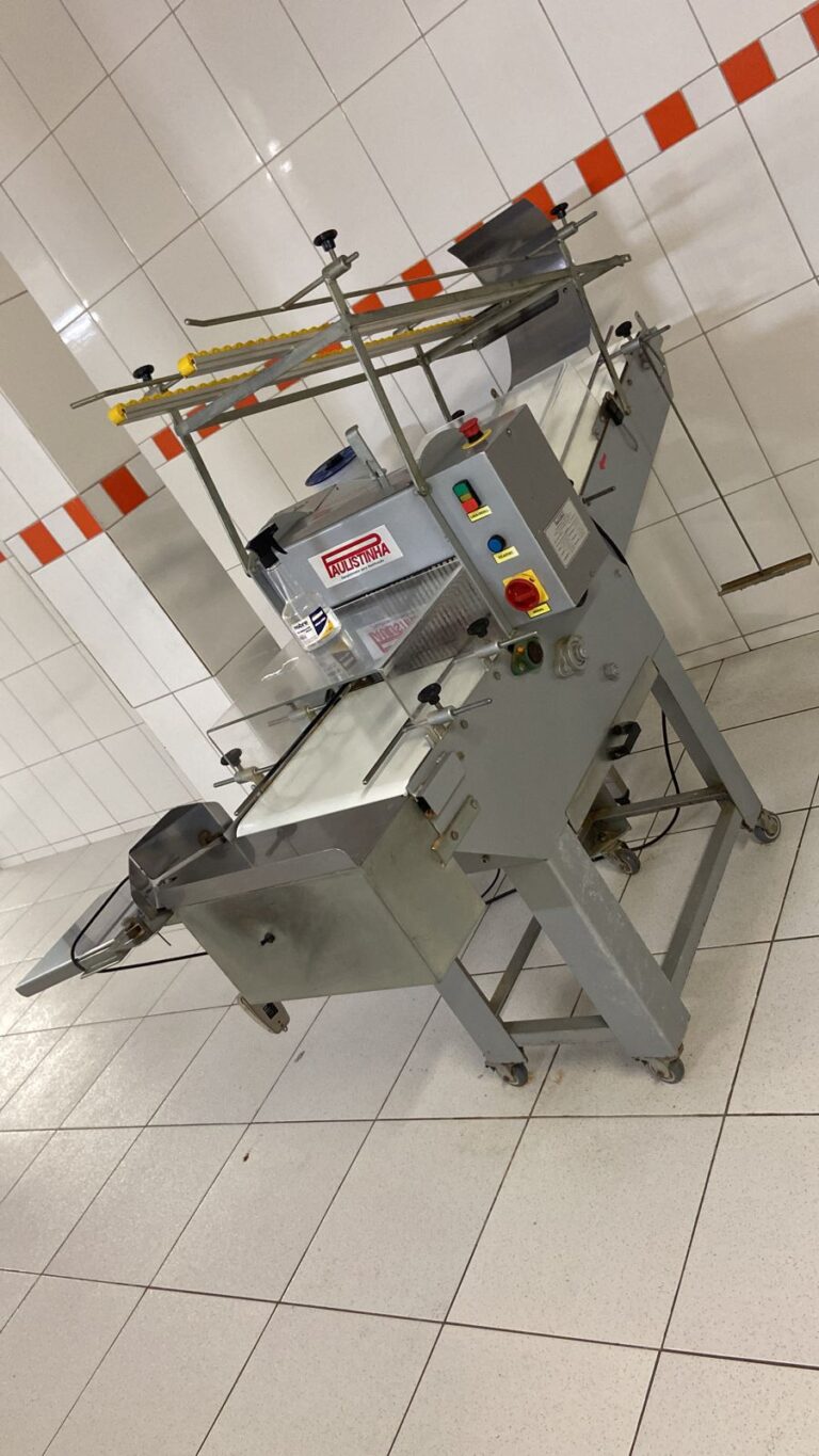 Fatiadeira de pão de forma usada Equipam