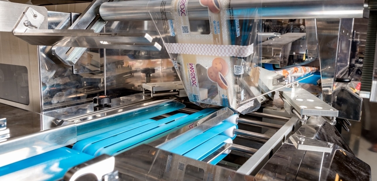 Imagem ilustrativa mostrando diferentes tipos de embaladoras industriais, como flow pack, VFFS e servomotorizadas, para ajudar na escolha da máquina ideal para cada aplicação