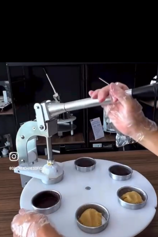 Modeladora eficiente para empadas e quiches até 8 cm. Ideal para negócios que buscam qualidade e produtividade com baixo investimento inicial.