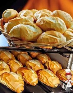 Produção de pão francês em escala industrial com equipamentos profissionais