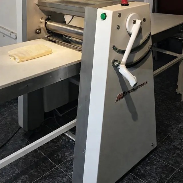Laminadora de massas seminova Perfecta com duas velocidades para produção de folhados e massas industriais