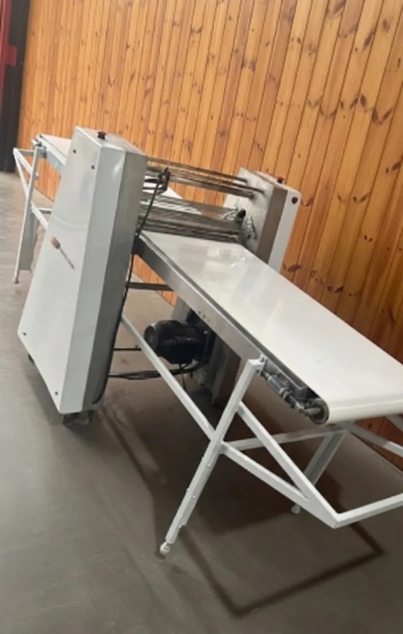 Laminadora para massas folhadas utilizada na produção de croissant, esfiha e salgados industriais